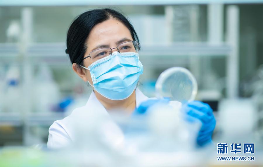 （習(xí)近平致敬的戰(zhàn)&ldquo;疫&rdquo;英雄&middot;科技工作者篇&middot;圖文互動）（4）他們，爭分奪秒與病魔較量