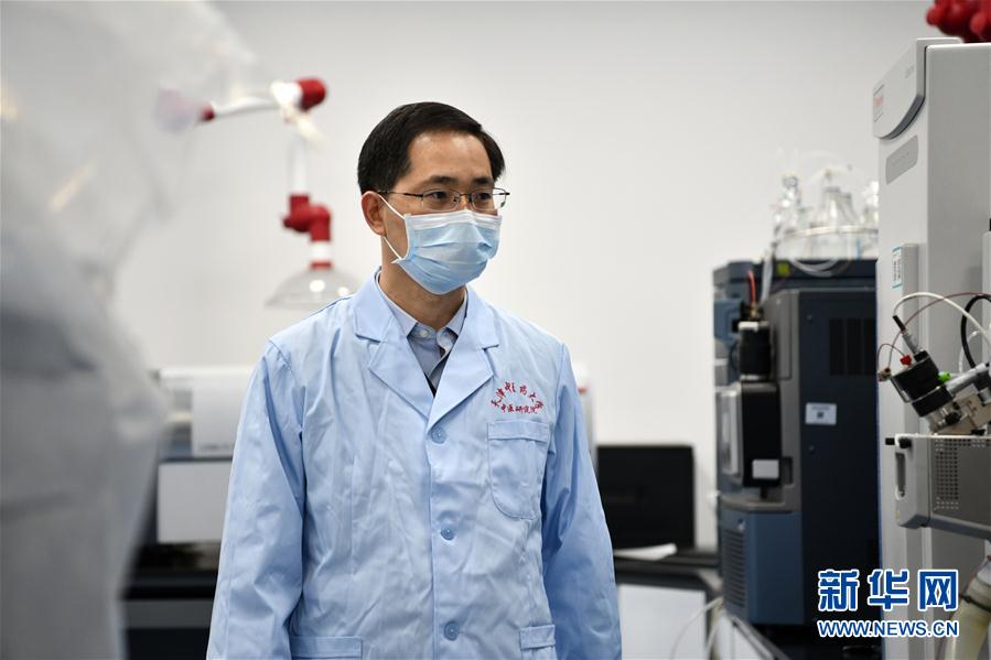 （習(xí)近平致敬的戰(zhàn)&ldquo;疫&rdquo;英雄&middot;科技工作者篇&middot;圖文互動）（6）他們，爭分奪秒與病魔較量