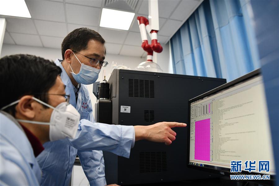 （習(xí)近平致敬的戰(zhàn)&ldquo;疫&rdquo;英雄&middot;科技工作者篇&middot;圖文互動）（7）他們，爭分奪秒與病魔較量