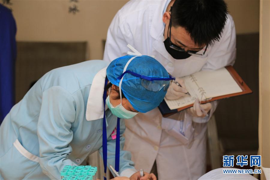 （習(xí)近平致敬的戰(zhàn)&ldquo;疫&rdquo;英雄&middot;科技工作者篇&middot;圖文互動）（8）他們，爭分奪秒與病魔較量