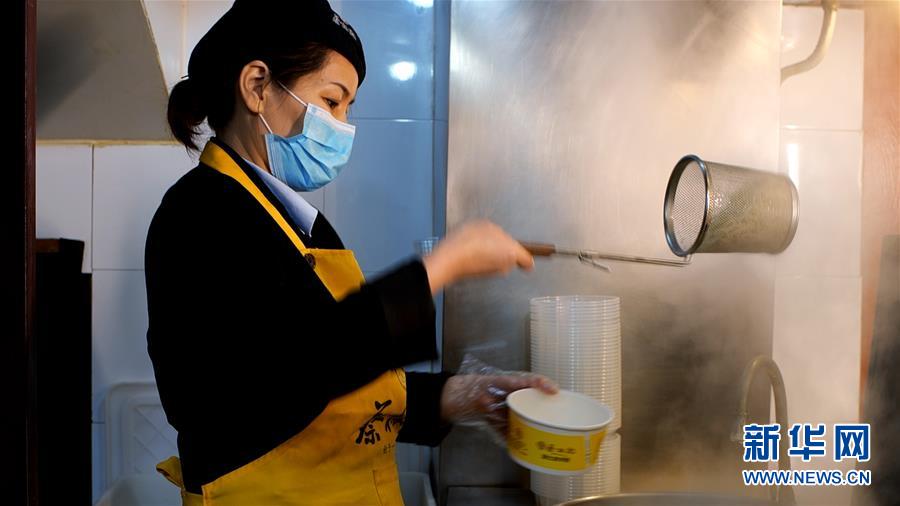 （新華全媒頭條&middot;習(xí)近平致敬的戰(zhàn)&ldquo;疫&rdquo;英雄&middot;武漢人民篇&middot;圖文互動）（15）壯哉，大武漢&mdash;&mdash;獻給英雄的武漢人民