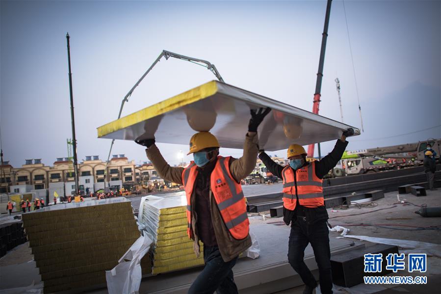 (新華全媒頭條·圖文互動(dòng))(5)致敬“沉默的英雄”——記武漢火神山雷神山醫(yī)院的建設(shè)者