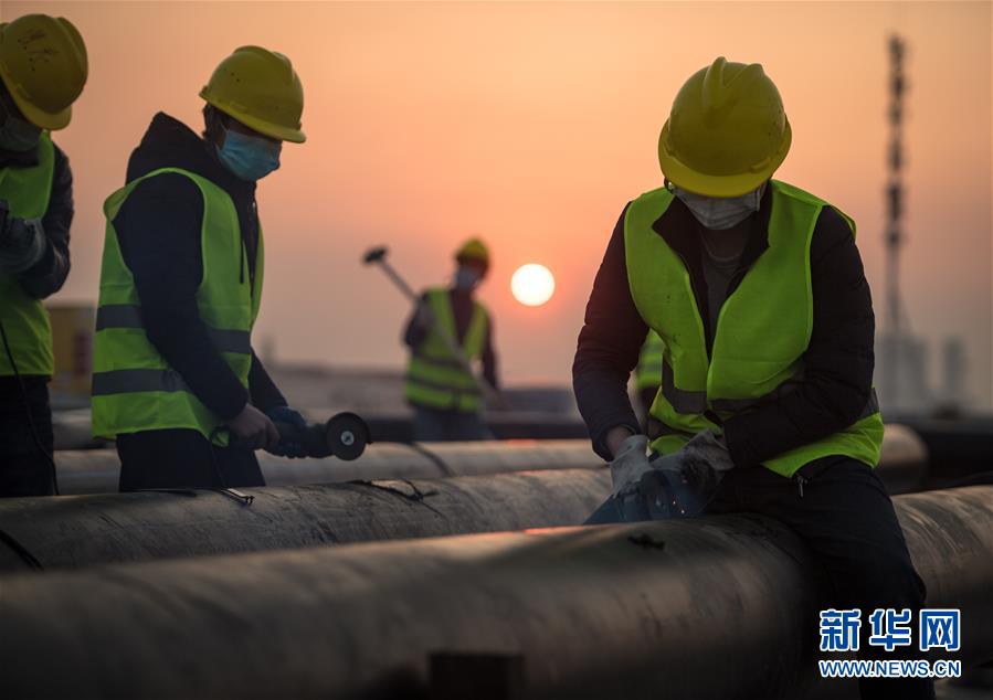 (新華全媒頭條·圖文互動(dòng))(6)致敬“沉默的英雄”——記武漢火神山雷神山醫(yī)院的建設(shè)者