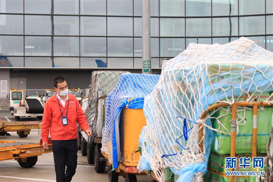 (一線抗疫群英譜·圖文互動)機(jī)坪上,他為抗疫物資保駕護(hù)航