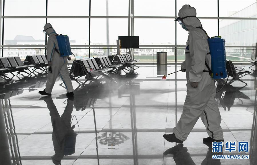 (聚焦疫情防控)(7)武漢天河機(jī)場為復(fù)航開展消殺作業(yè)