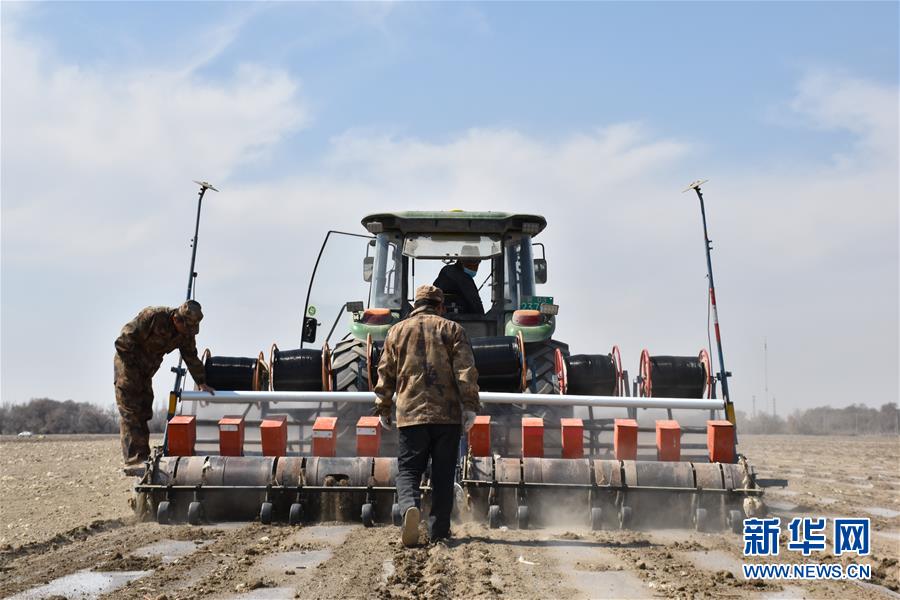（抓好春耕備耕 穩(wěn)住農(nóng)業(yè)生產(chǎn)&middot;圖文互動(dòng)）（3）&ldquo;智慧春耕&rdquo;助力新疆春播