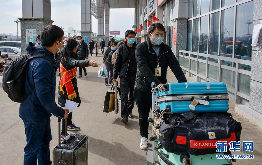 （在習近平新時代中國特色社會主義思想指引下&mdash;&mdash;新時代新作為新篇章&middot;習近平總書記關切事&middot;圖文互動）（3）讓貧困勞動力端穩(wěn)就業(yè)的&ldquo;飯碗&rdquo;&mdash;&mdash;各地就業(yè)扶貧不松勁鞏固脫貧成果