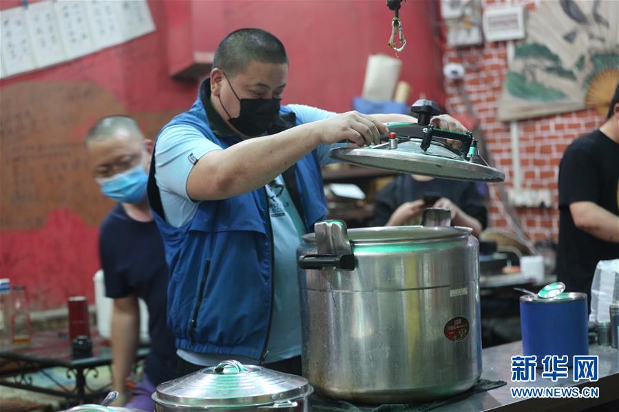(國際疫情 ·圖文互動)(1)通訊:加德滿都中國人奉獻(xiàn)的“愛心便當(dāng)”