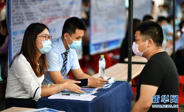 （聚焦復(fù)工復(fù)產(chǎn)）（3）?？谂e辦&ldquo;戰(zhàn)疫情&middot;促就業(yè)&rdquo;招聘會(huì)