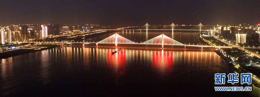 （新華全媒頭條&middot;圖文互動）（2）江城&ldquo;歸來&rdquo; 不負(fù)韶華&mdash;&mdash;武漢&ldquo;解封&rdquo;半月記