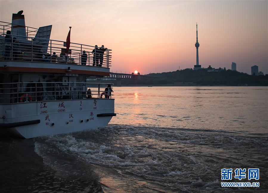 （新華全媒頭條&middot;圖文互動）（8）江城&ldquo;歸來&rdquo; 不負(fù)韶華&mdash;&mdash;武漢&ldquo;解封&rdquo;半月記