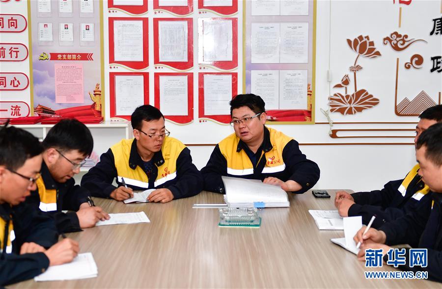 （新華全媒頭條&middot;圖文互動(dòng)）（12）用腳步和忠誠(chéng)守護(hù)雪域天路&mdash;&mdash;記青藏鐵路望昆線路車(chē)間副主任于本蕃