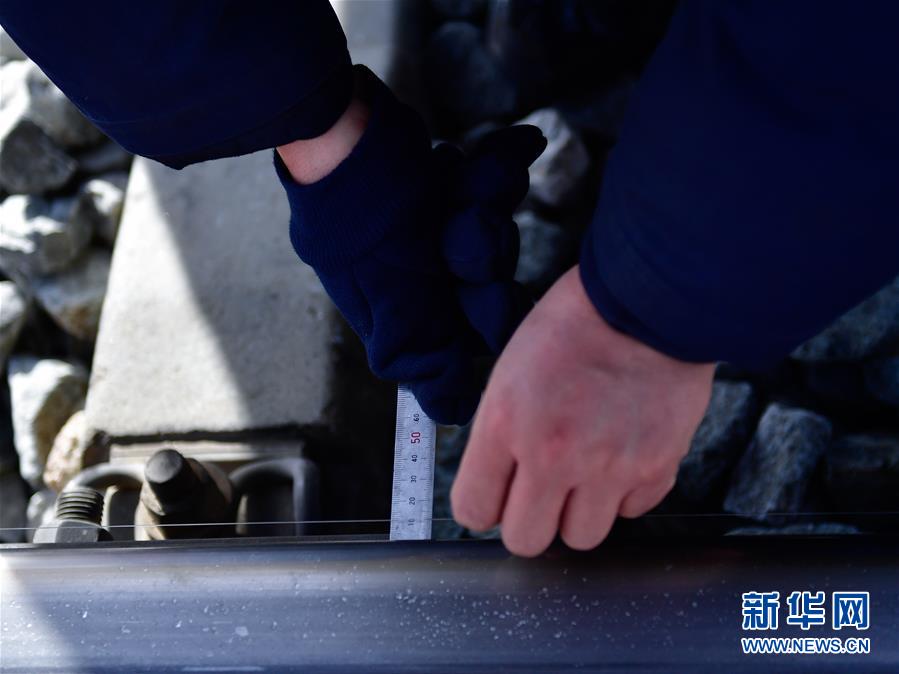 （新華全媒頭條&middot;圖文互動(dòng)）（10）用腳步和忠誠(chéng)守護(hù)雪域天路&mdash;&mdash;記青藏鐵路望昆線路車(chē)間副主任于本蕃