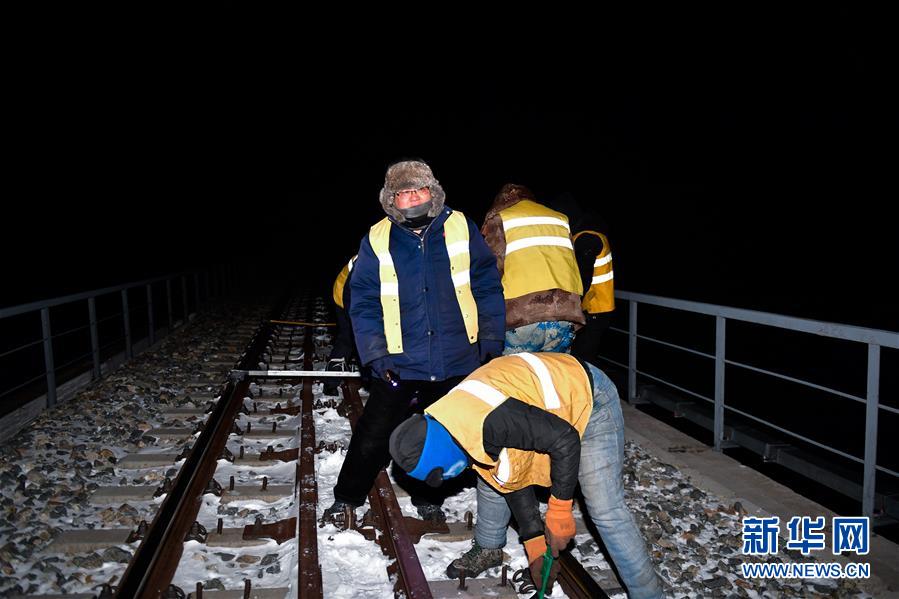 （新華全媒頭條&middot;圖文互動(dòng)）（8）用腳步和忠誠(chéng)守護(hù)雪域天路&mdash;&mdash;記青藏鐵路望昆線路車(chē)間副主任于本蕃