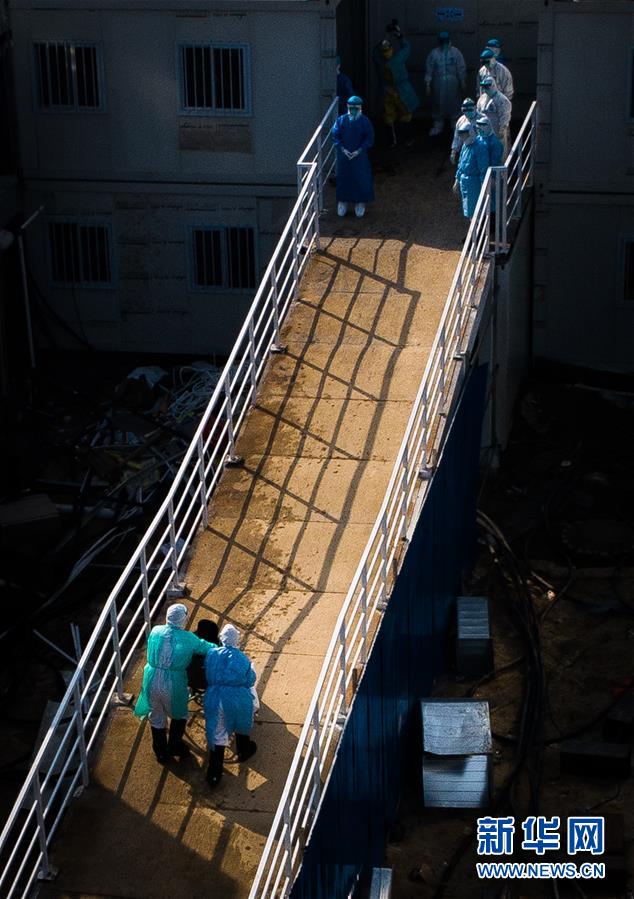 （聚焦疫情防控&middot;圖文互動）（10）分秒必爭！一切為了治病救人&mdash;&mdash;中國抗疫生命至上的生動實(shí)踐