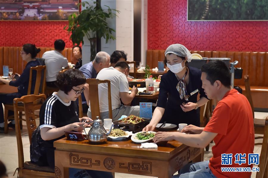 （圖文互動）（3）北京節(jié)日市場復(fù)工忙、人氣旺