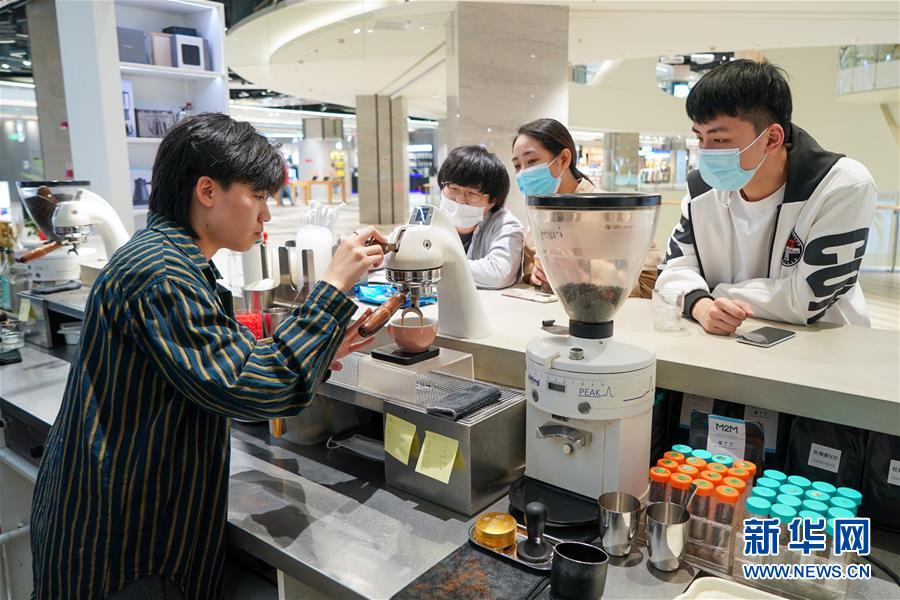 （圖文互動）（1）&ldquo;觸網(wǎng)&rdquo;直播間 引領(lǐng)&ldquo;小眾圈&rdquo;&mdash;&mdash;新興職業(yè)青年的初心與匠心