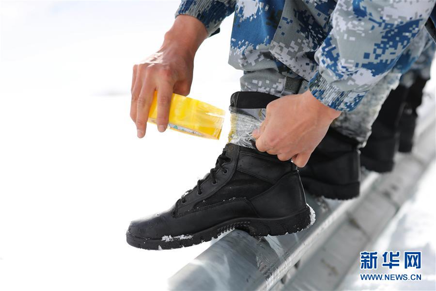 （圖文互動(dòng)）（2）特寫：山再高，也要把給養(yǎng)送上去！