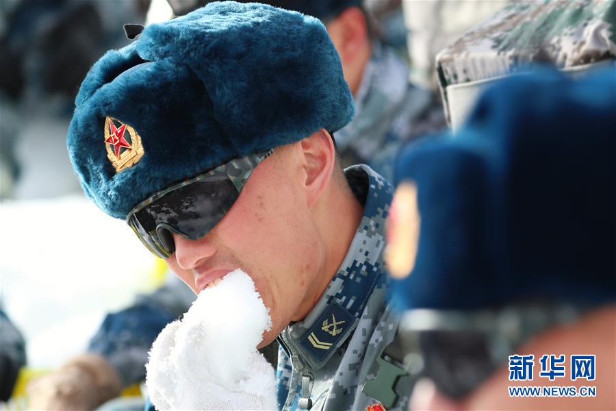 （圖文互動(dòng)）（3）特寫：山再高，也要把給養(yǎng)送上去！