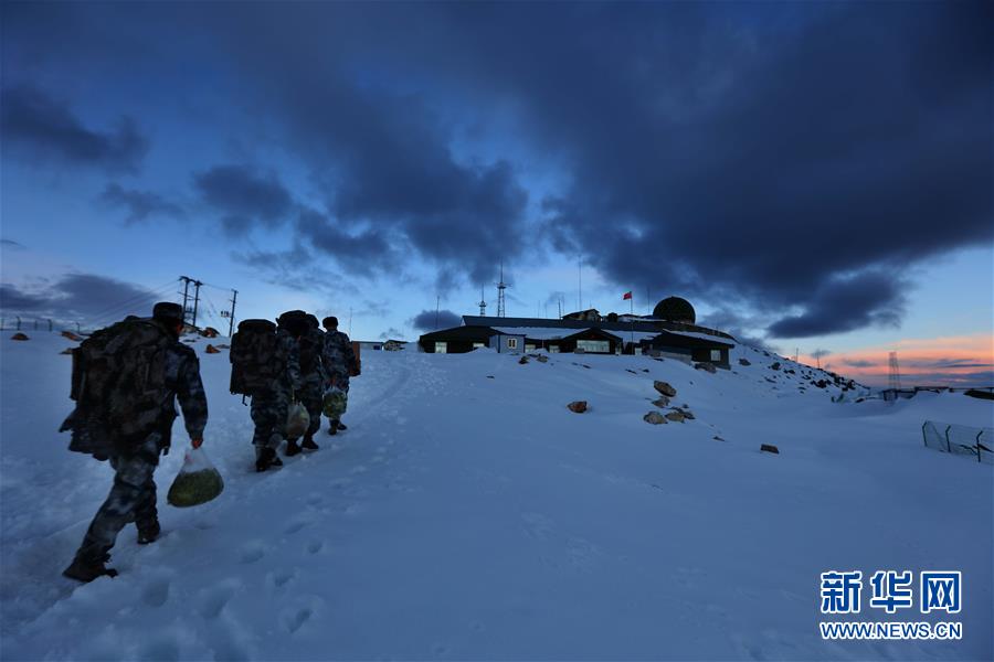 （圖文互動(dòng)）（5）特寫：山再高，也要把給養(yǎng)送上去！