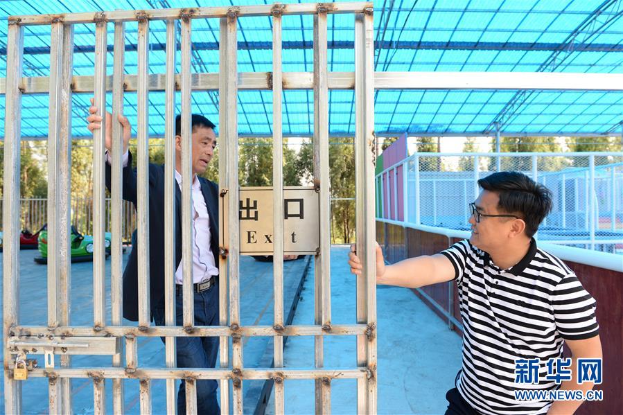 （決戰(zhàn)決勝脫貧攻堅&middot;圖文互動）（1）理發(fā)師&ldquo;修剪&rdquo;鄉(xiāng)村游一團亂麻