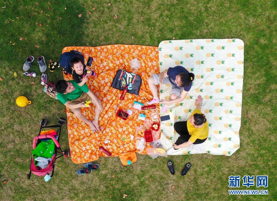 （新華全媒頭條&middot;圖文互動）（1）人氣回暖 消費(fèi)復(fù)蘇 健康出行&mdash;&mdash;加長版&ldquo;五一&rdquo;假期觀察