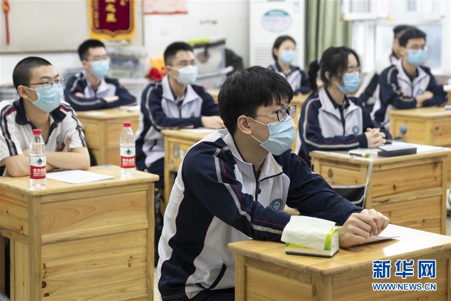 (在習(xí)近平新時代中國特色社會主義思想指引下——新時代新作為新篇章·習(xí)近平總書記關(guān)切事·圖文互動)(3)疫情防控不減壓 復(fù)工復(fù)產(chǎn)正加速——武漢“解封”滿月觀察