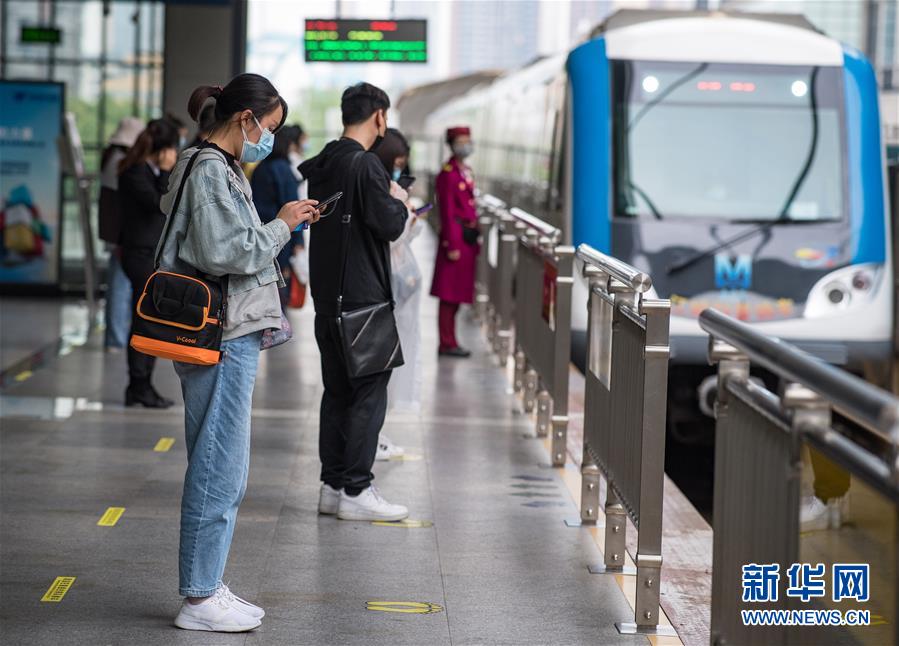 (在習(xí)近平新時代中國特色社會主義思想指引下——新時代新作為新篇章·習(xí)近平總書記關(guān)切事·圖文互動)(4)疫情防控不減壓 復(fù)工復(fù)產(chǎn)正加速——武漢“解封”滿月觀察