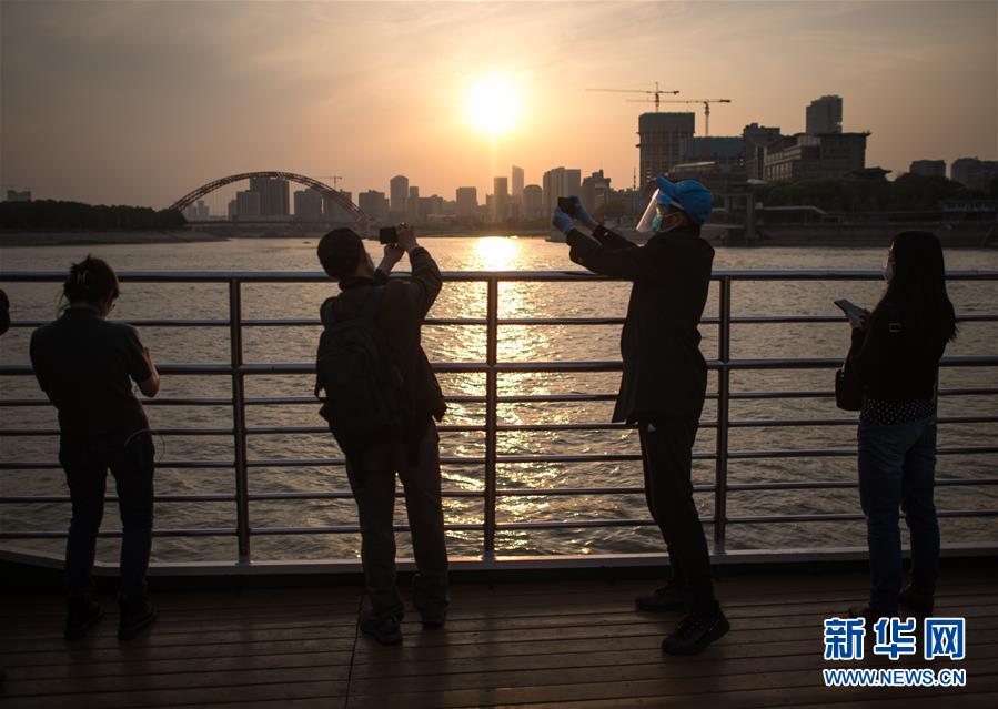 (在習(xí)近平新時代中國特色社會主義思想指引下——新時代新作為新篇章·習(xí)近平總書記關(guān)切事·圖文互動)(9)疫情防控不減壓 復(fù)工復(fù)產(chǎn)正加速——武漢“解封”滿月觀察