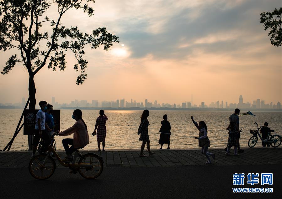 (在習(xí)近平新時代中國特色社會主義思想指引下——新時代新作為新篇章·習(xí)近平總書記關(guān)切事·圖文互動)(10)疫情防控不減壓 復(fù)工復(fù)產(chǎn)正加速——武漢“解封”滿月觀察