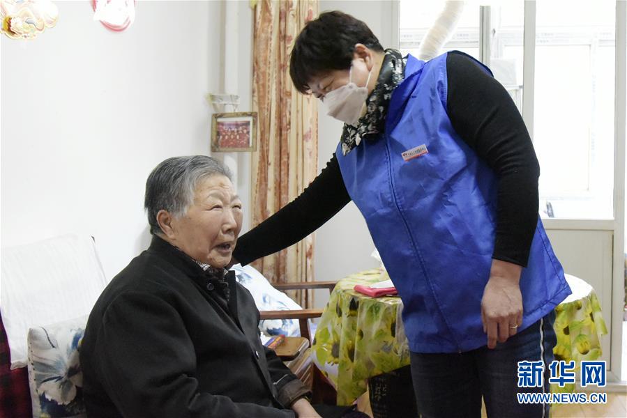 (在習(xí)近平新時(shí)代中國(guó)特色社會(huì)主義思想指引下——新時(shí)代新作為新篇章·習(xí)近平總書(shū)記關(guān)切事·圖文互動(dòng))(7)增強(qiáng)困難群眾對(duì)疫情影響的抵抗力