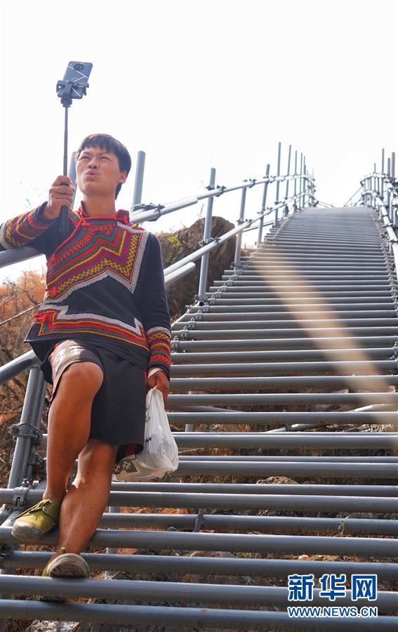 （熱點(diǎn)鮮報(bào)&middot;圖文互動）（2）出懸崖記&mdash;&mdash;四川涼山&ldquo;懸崖村&rdquo;貧困群眾走下&ldquo;天梯&rdquo;搬新居
