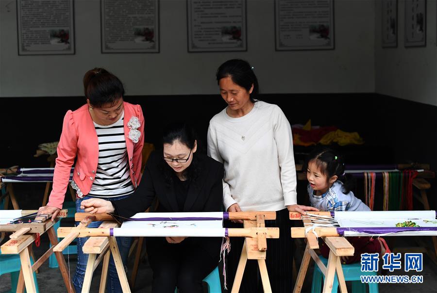 （兩會(huì)人物&middot;圖文互動(dòng)）（1）帶娃、賺錢兩不誤&mdash;&mdash;一位農(nóng)民工代表眼中的脫貧新工作