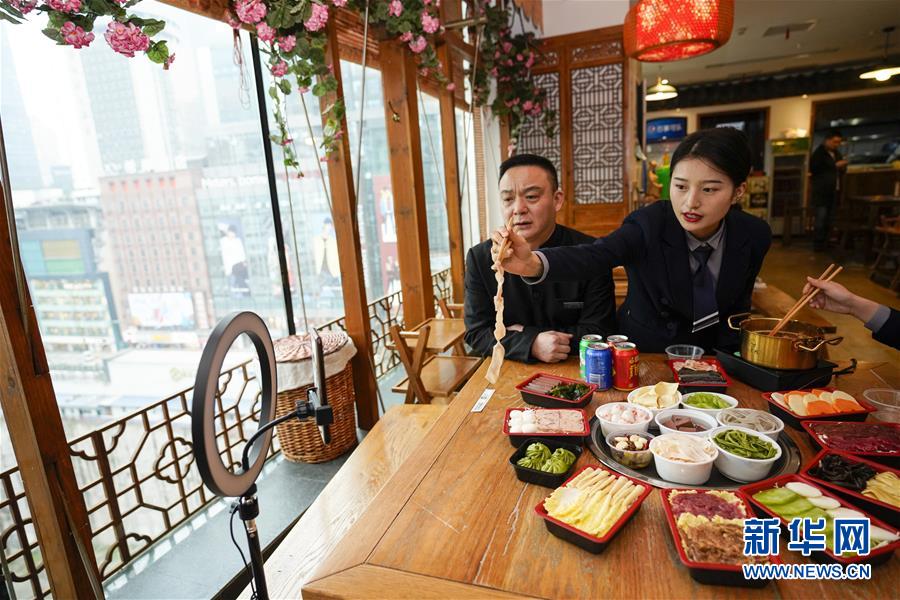 (在習(xí)近平新時(shí)代中國特色社會主義思想指引下——新時(shí)代新作為新篇章·習(xí)近平總書記關(guān)切事·圖文互動)(1)順勢而為開新局——新就業(yè)形態(tài)發(fā)展觀察