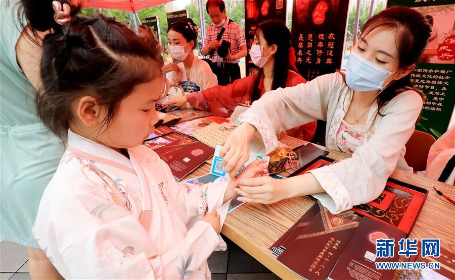 （新華全媒頭條&middot;圖文互動）（7）線上線下消費升溫 文旅活動邁上&ldquo;云端&rdquo;&mdash;&mdash;端午假期透視我國經(jīng)濟高質(zhì)量發(fā)展新動力