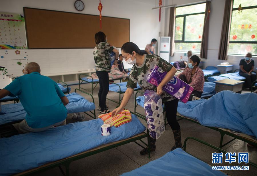 (防汛抗洪·圖文互動)(2)為人民生命安全撐起“安全傘”——湖北緊急轉移安置受災群眾速寫