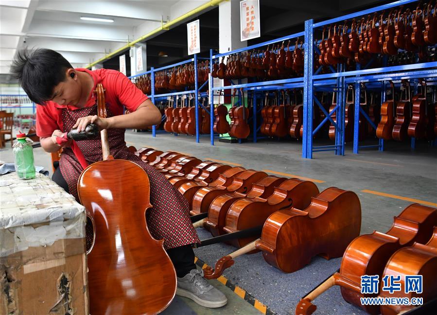 （走向我們的小康生活&middot;圖文互動）（1）放下鋤頭，卻撥動命運的琴弦
