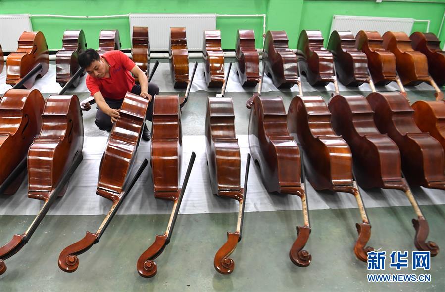 （走向我們的小康生活&middot;圖文互動）（2）放下鋤頭，卻撥動命運的琴弦