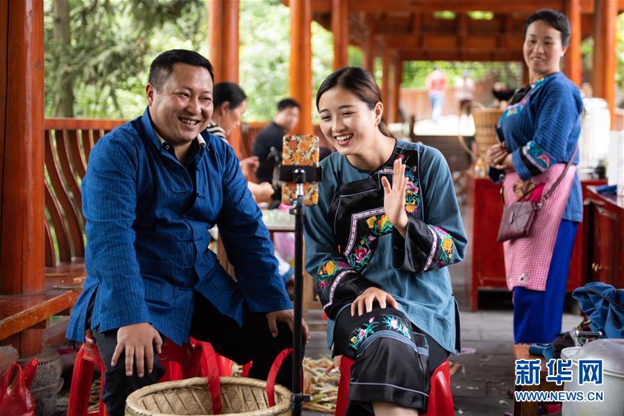 （新華全媒頭條&middot;走向我們的小康生活&middot;圖文互動）（10）那山，那人，那苗寨&mdash;&mdash;十八洞村三代人的奮斗史