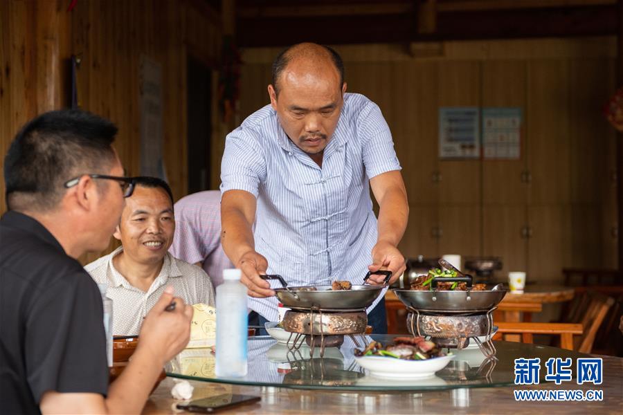 （新華全媒頭條&middot;走向我們的小康生活&middot;圖文互動）（9）那山，那人，那苗寨&mdash;&mdash;十八洞村三代人的奮斗史