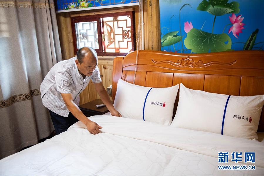 （新華全媒頭條&middot;走向我們的小康生活&middot;圖文互動）（3）那山，那人，那苗寨&mdash;&mdash;十八洞村三代人的奮斗史