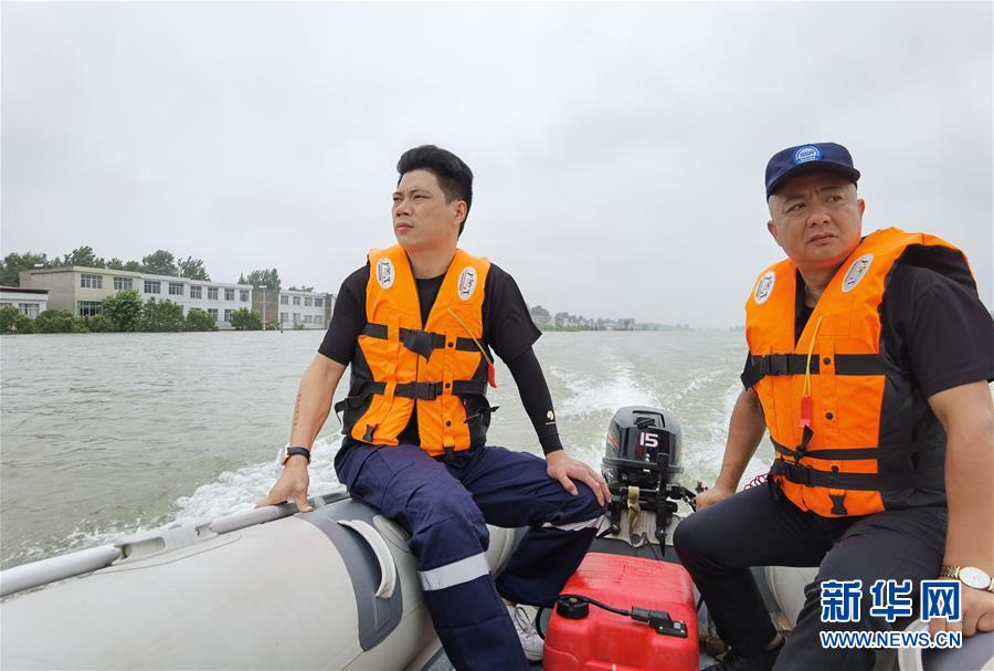 （防汛抗洪&middot;一線人物&middot;圖文互動）（2）萬家燈火明 壩上有神兵&mdash;&mdash;安徽宿松長江大堤上的&ldquo;守護(hù)者聯(lián)盟&rdquo;群像