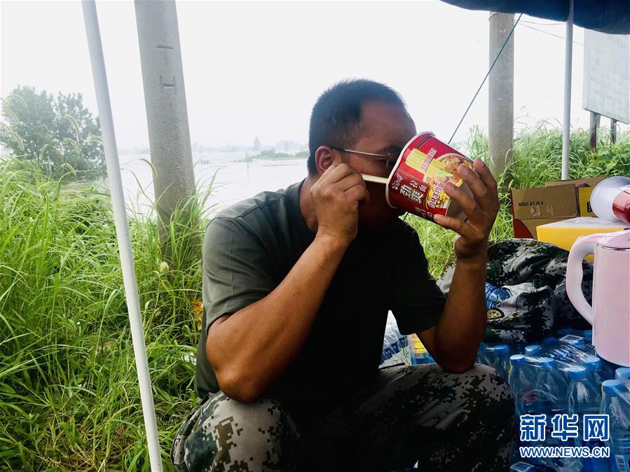 （防汛抗洪&middot;一線人物&middot;圖文互動）（1）萬家燈火明 壩上有神兵&mdash;&mdash;安徽宿松長江大堤上的&ldquo;守護(hù)者聯(lián)盟&rdquo;群像