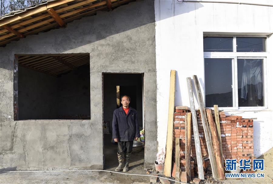 (新華全媒頭條·走向我們的小康生活·圖文互動)(6)奮斗繪就“新天府”——川蜀大地干群“戰(zhàn)貧”軌跡掃描