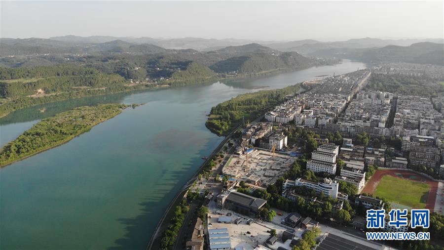 (新華全媒頭條·走向我們的小康生活·圖文互動)(7)奮斗繪就“新天府”——川蜀大地干群“戰(zhàn)貧”軌跡掃描