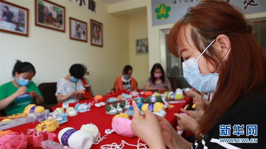 (新華全媒頭條·走向我們的小康生活·圖文互動)(8)奮斗繪就“新天府”——川蜀大地干群“戰(zhàn)貧”軌跡掃描