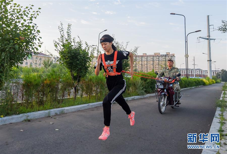 (體育·圖文互動)(9)父愛如燈 伴我奔跑