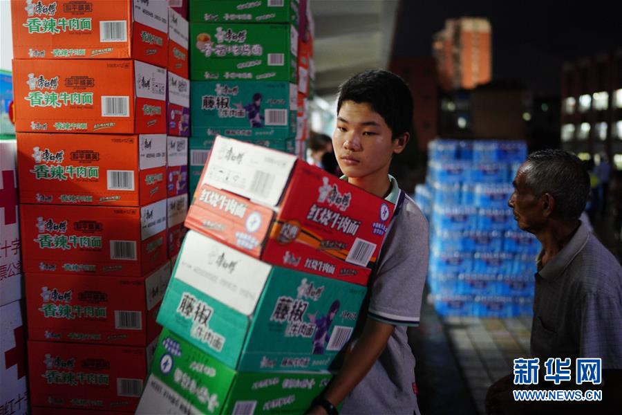 （在習(xí)近平新時(shí)代中國特色社會(huì)主義思想指引下&mdash;&mdash;新時(shí)代新作為新篇章&middot;習(xí)近平總書記關(guān)切事&middot;圖文互動(dòng)）（2）遮風(fēng)雨 送安穩(wěn)&mdash;&mdash;受災(zāi)群眾轉(zhuǎn)移安置中的暖心故事