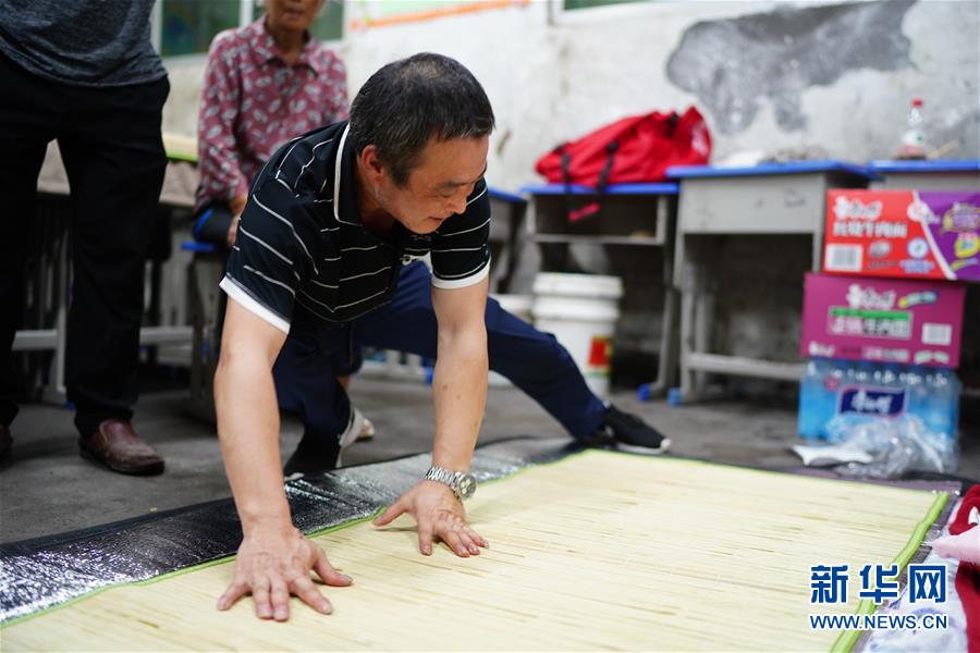 （在習(xí)近平新時(shí)代中國特色社會(huì)主義思想指引下&mdash;&mdash;新時(shí)代新作為新篇章&middot;習(xí)近平總書記關(guān)切事&middot;圖文互動(dòng)）（4）遮風(fēng)雨 送安穩(wěn)&mdash;&mdash;受災(zāi)群眾轉(zhuǎn)移安置中的暖心故事