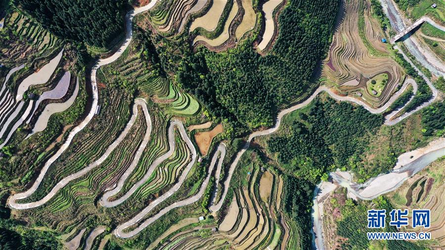 （新華全媒頭條&middot;走向我們的小康生活&middot;圖文互動(dòng)）（2）三幅&ldquo;圖鑒&rdquo;說變遷&mdash;&mdash;貴州&ldquo;穿越時(shí)空&rdquo;的脫貧印記